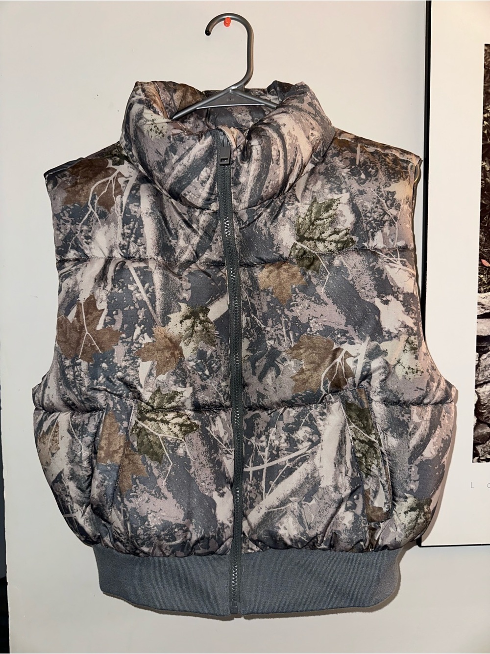 Woman Aeropostale Puffer Vest in Gray Camo